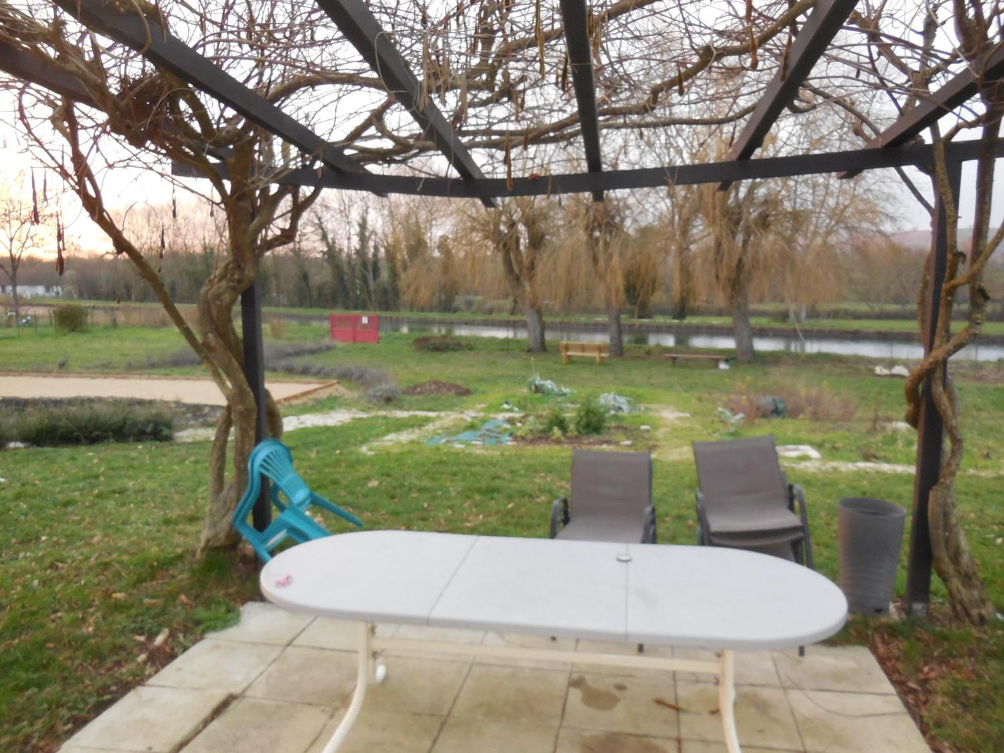Calme Au Canal De Centre Dennevy Dış mekan fotoğraf