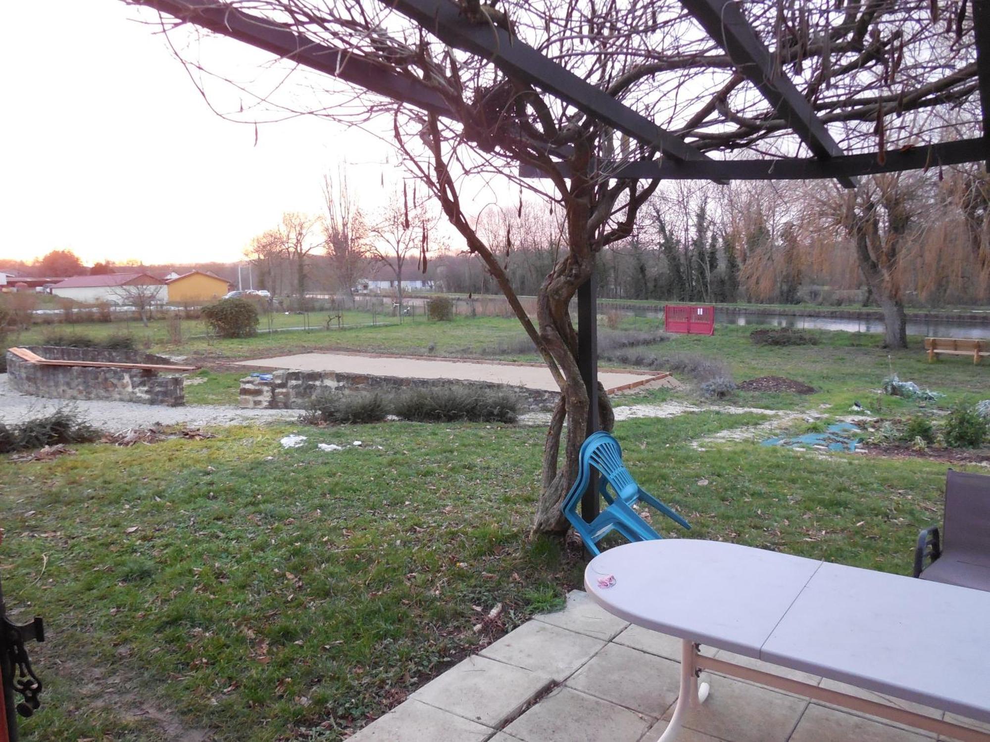 Calme Au Canal De Centre Dennevy Dış mekan fotoğraf
